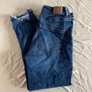 American Eagle Highest Rise Mom Jean medium wash distressed